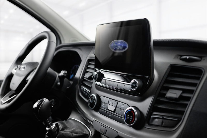 Ford-Audiosystem mit DAB+, Rückfahrkamera mit Bildübertragung des rückwärtigen Fahrwegs im Multifunktionsdisplay, Klimaanlage inkl. Staub und Pollenfilter