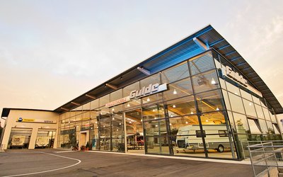 Neufahrzeug-Ausstellung & Zubehör-Shop auf über 2000m²